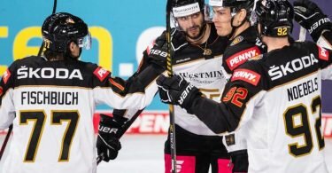 Deutschlands Fischbuch (l-r), Torschütze Rieder, Pföderl und Noebels jubeln nach dem Treffer zur 1:0-Führung. Foto: Marius Becker/dpa