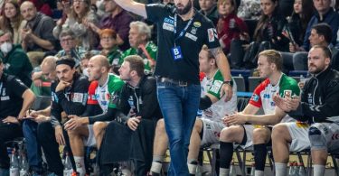 Magdeburgs Trainer Bennet Wiegert zeigt seinem Team einen Daumen nach oben. Foto: Andreas Gora/dpa
