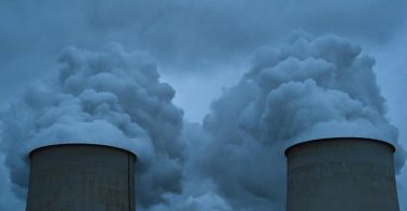 Wasserdampf steigt aus den Kühltürmen eines Braunkohlekraftwerks. Die UN-Klimakonferenz hat die Staaten der Welt erstmals dazu aufgefordert, den Ausstieg aus der Kohle einzuleiten. Foto: Patrick Pleul/dpa-Zentralbild/dpa