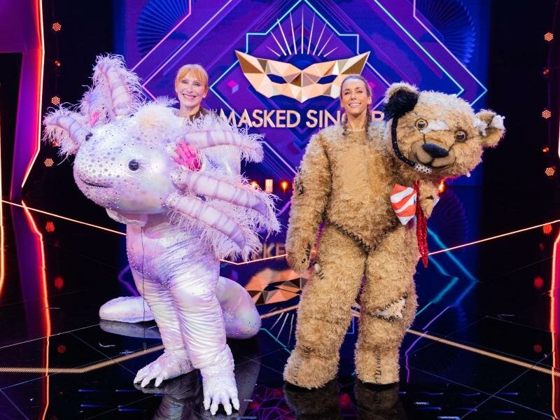 In der Musik-Rateshow «The Masked Singer» sind mit «Tatort»-Schauspielerin Andrea Sawatzki (l) und «red.»-Moderatorin Annemarie Carpendale gleich zwei Prominente in einer Folge enttarnt worden. Foto: Rolf Vennenbernd/dpa
