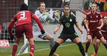 Wolfsburgs Torhüterin Almuth Schult (2.v.l.) zeigte eine starke Leistung. Foto: Angelika Warmuth/dpa