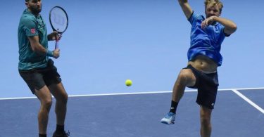 Kevin Krawietz (r) und Horia Decau unterlagen zum Auftakt der ATP Finals. Foto: Luca Bruno/AP/dpa