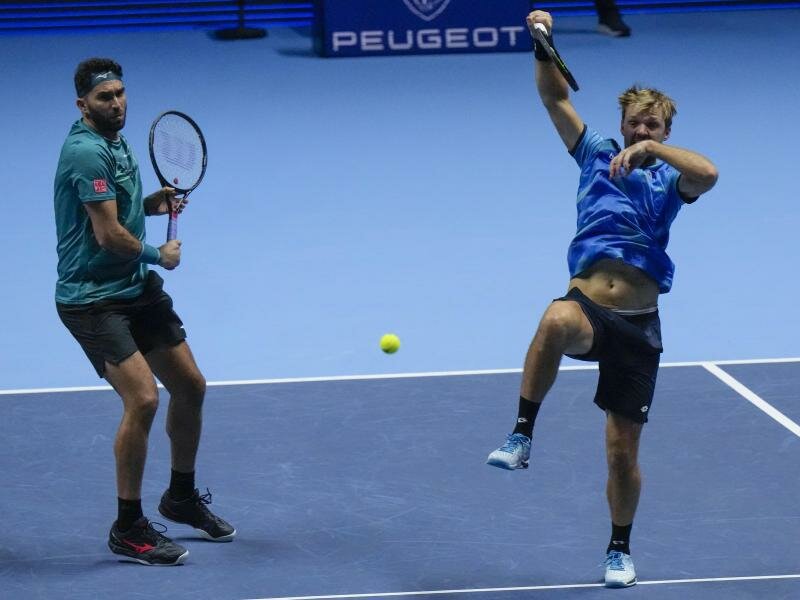 Kevin Krawietz (r) und Horia Decau unterlagen zum Auftakt der ATP Finals. Foto: Luca Bruno/AP/dpa