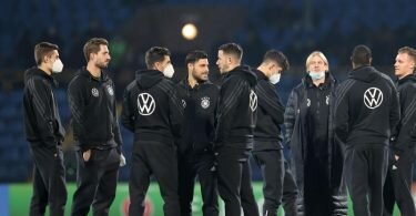 Die DFB-Spieler stehen vor dem Aufwärmen auf dem Rasen. Foto: Christian Charisius/dpa