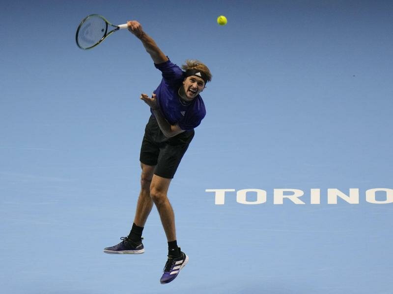 Alexander Zverev gewann sein Auftaktmatch in Turin durch Aufgabe des Gegners. Foto: Luca Bruno/AP/dpa