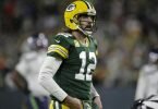 Aaron Rodgers von den Green Bay Packers blickt auf die Anzeigetafel. Foto: Aaron Gash/AP/dpa