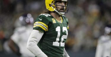 Aaron Rodgers von den Green Bay Packers blickt auf die Anzeigetafel. Foto: Aaron Gash/AP/dpa