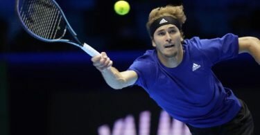 Trifft bei den ATP-Finals als nächstes auf US-Open-Champion Daniil Medwedew: Alexander Zverev in Aktion. Foto: Luca Bruno/AP/dpa