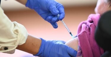 Eine Medizinstudentin vom Zentralen Impfzentrum in Tübingen impft eine Bewohnerin eines Pflegeheims. Foto: Felix Kästle/dpa