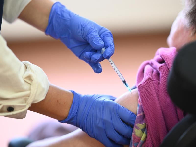 Eine Medizinstudentin vom Zentralen Impfzentrum in Tübingen impft eine Bewohnerin eines Pflegeheims. Foto: Felix Kästle/dpa