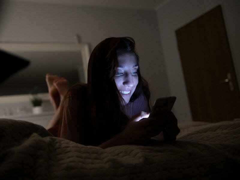 Ihre freie Zeit am Abend verbringen viele in erster Linie vor dem Bildschirm. Foto: Franziska Gabbert/dpa-tmn