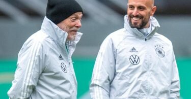 Co-Trainer Hermann Gerland (l.) spricht mit Trainer Antonio Di Salvo. Foto: David Inderlied/dpa/Archivbild