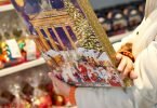 Verbraucherschützer raten: Wer einen Adventskalender für Kinder kaufen will, sollte einen Blick auf die Zutatenliste werfen. Oft fehlt nämlich der Hinweis auf einen Alkoholgehalt. Foto: Emily Wabitsch/dpa/dpa-tmn