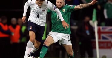 Federico Chiesa (l) kam mit Europameister Italien in Belfast nicht über ein Remis hinaus. Foto: Liam Mcburney/PA Wire/dpa