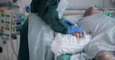 Eine Mitarbeiterin der Pflege betreut einen Covid-Patienten im nordrhein-westfälischen Essen. (Archivbild). Foto: Fabian Strauch/dpa