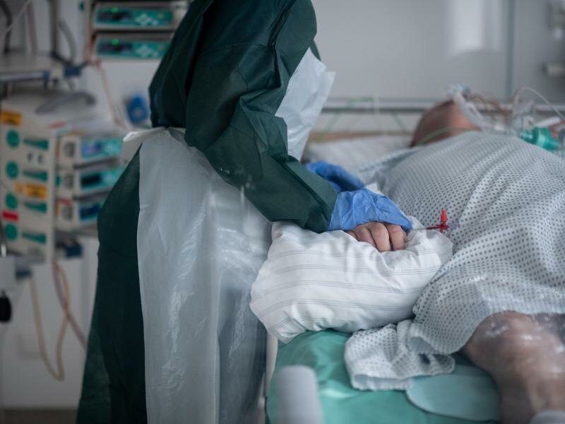 Eine Mitarbeiterin der Pflege betreut einen Covid-Patienten im nordrhein-westfälischen Essen. (Archivbild). Foto: Fabian Strauch/dpa