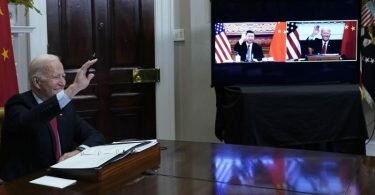 US-Präsident Joe Biden (l) winkt Chinas Präsident Xi Jinping zur Begrüßung zu. Foto: Susan Walsh/AP/dpa