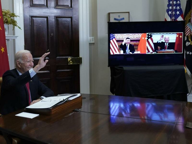 US-Präsident Joe Biden (l) winkt Chinas Präsident Xi Jinping zur Begrüßung zu. Foto: Susan Walsh/AP/dpa