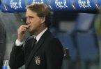 Italiens Trainer Roberto Mancini forderte sein Team auf, vor der Playoff-Phase nicht die Nerven zu verlieren. Foto: Gregorio Borgia/AP/dpa