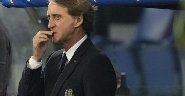 Italiens Trainer Roberto Mancini forderte sein Team auf, vor der Playoff-Phase nicht die Nerven zu verlieren. Foto: Gregorio Borgia/AP/dpa