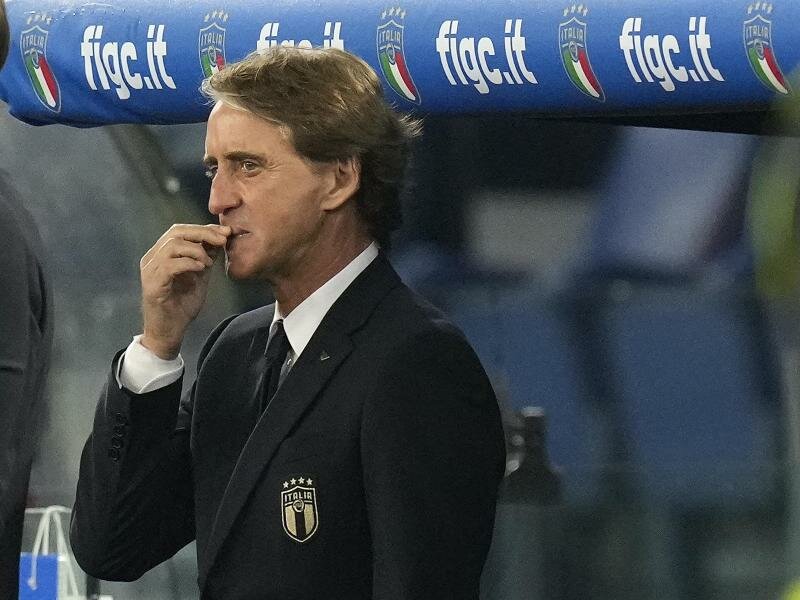 Italiens Trainer Roberto Mancini forderte sein Team auf, vor der Playoff-Phase nicht die Nerven zu verlieren. Foto: Gregorio Borgia/AP/dpa