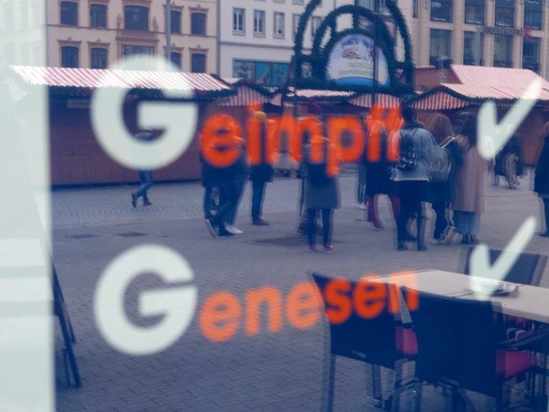 Ein Restaurant in Leipzig weist Gäste auf die 2G-Regel hin. Foto: Sebastian Willnow/dpa