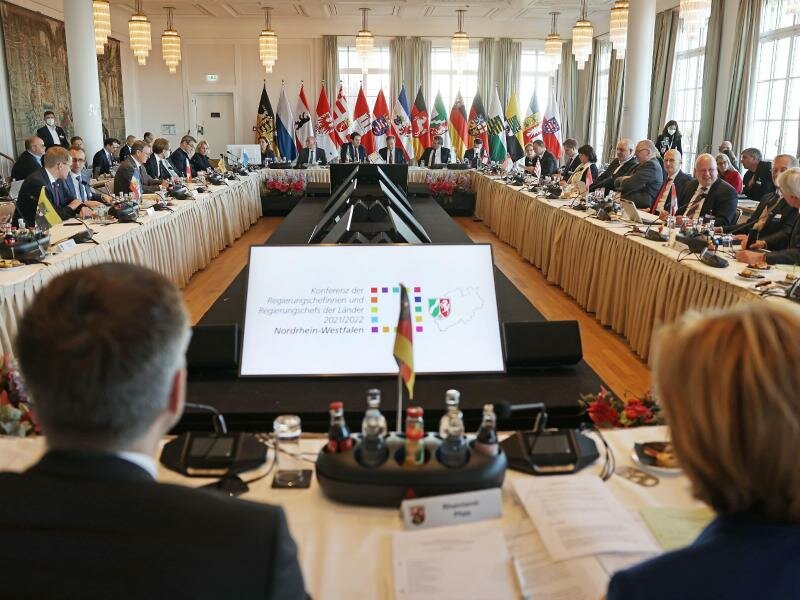 Die Ministerpräsidenten der Bundesländer sitzen am Konferenztisch zusammen. Zu den Hauptthemen der MPK zählt der Umgang mit der Pandemie. Foto: Oliver Berg/dpa-Pool/dpa