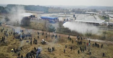 Polnische Grenzsoldaten setzen Wasserwerfer gegen Migranten ein. Foto: Leonid Shcheglov/BelTA/AP/dpa
