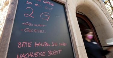 An einem Restaurant im Stuttgarter Westen hängt ein Schild mit dem Hinweis auf die 2G-Regel. Foto: Marijan Murat/dpa