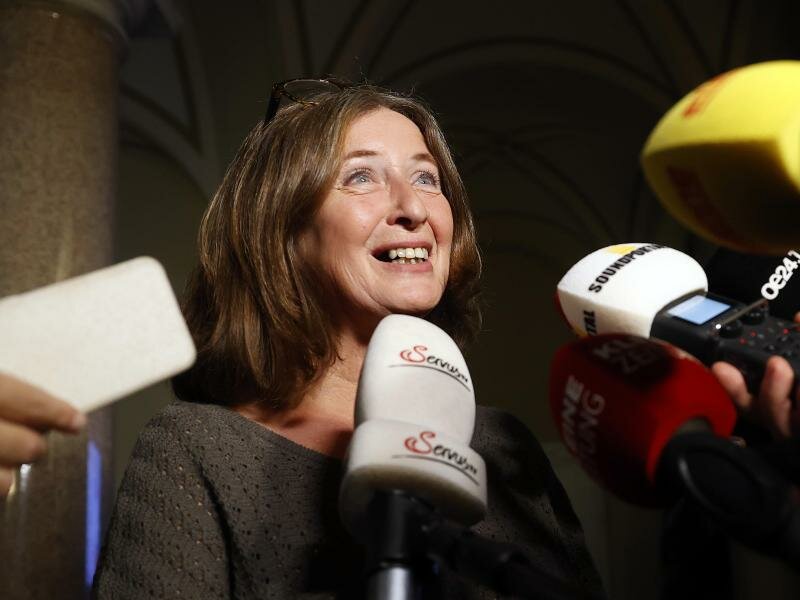 Spitzenkandidatin Elke Kahr (KPÖ) spricht mit Journalisten. Zwei Monate nach ihrem Sensationssieg mit knapp 29 Prozent bei der Kommunalwahl soll die 60-Jährige nun zur ersten kommunistischen Bürgermeisterin einer österreichischen Großstadt gewählt werden. Foto: Erwin Scheriau/APA/dpa