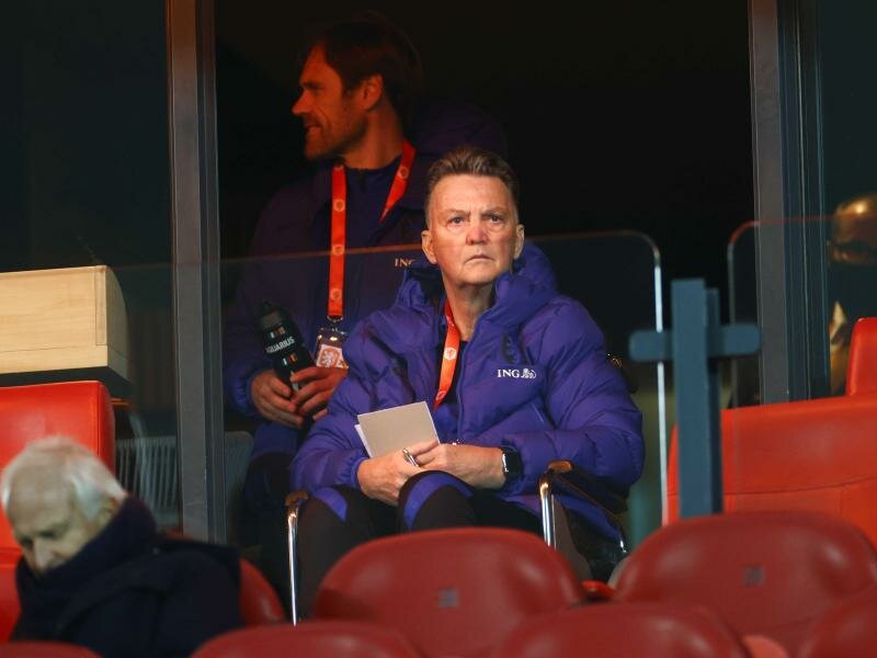 Verfolgte die Partie wegen einer Hüftverletzung im Rollstuhl sitzend von der Tribüne aus und gab per Telefon Anweisungen: Louis van Gaal. Foto: Koen Van Weel/ANP/dpa