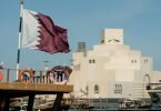 Katar springt mit dem Rennen auf dem Losail International Circuit für Australien ein: Ansicht von der Hauptstadt Doha mit Landesflagge. Foto: picture alliance / dpa