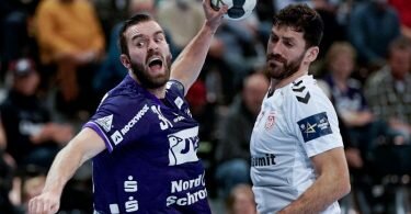 Teitur Örn Einarsson (l) setzte sich mit der SG Flensburg-Handewitt gegen Dinamo Bukarest durch. Foto: Axel Heimken/dpa