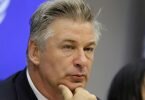 Schauspieler Alec Baldwin nimmt an einer Pressekonferenz im Hauptquartier der Vereinten Nationen teil. (Archivbild). Foto: Seth Wenig/AP/dpa