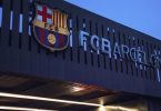Blick auf das Logo des FC Barcelona am Camp Nou Stadion. Foto: Matthias Oesterle/dpa