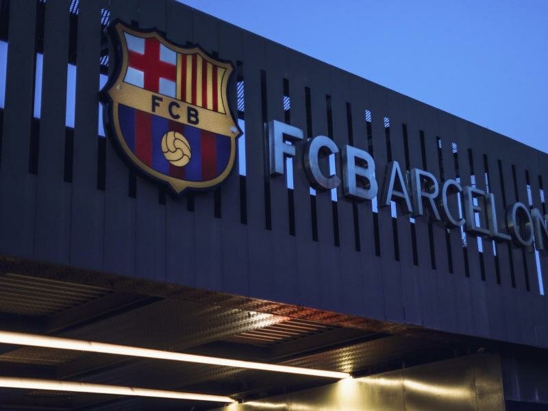 Blick auf das Logo des FC Barcelona am Camp Nou Stadion. Foto: Matthias Oesterle/dpa