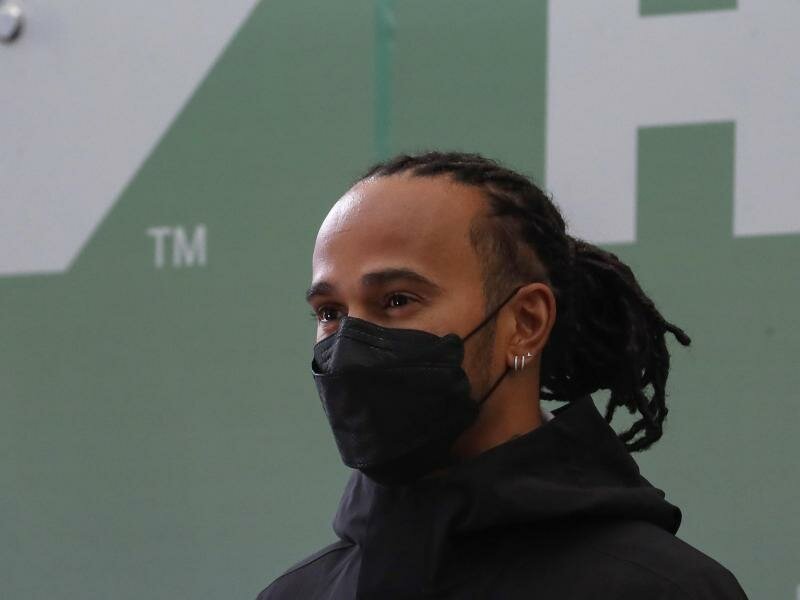 Bei der Formel-1-WM plötzlich wieder im Vorteil: Lewis Hamilton. Foto: Marcelo Chello/AP/dpa