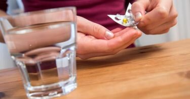 Bei einer länger andauernden Kortison-Therapie kann es mit Blick auf die Knochengesundheit ratsam sein, zusätzlich Vitamin D einzunehmen. Foto: Christin Klose/dpa-tmn