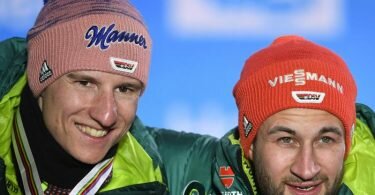 Starten ambitioniert in die Skisprung-Saison: Markus Eisenbichler (r) und Karl Geiger. Foto: Hendrik Schmidt/dpa-Zentralbild/dpa