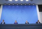 Hendrik Wüst, Angela Merkel, Olaf Scholz und Michael Müller nehmen an der Pressekonferenz im Bundeskanzleramt teil. Foto: Michael Kappeler/dpa POOL/dpa