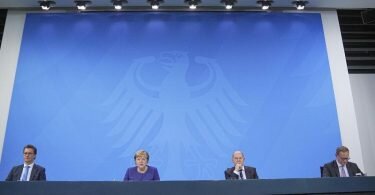 Hendrik Wüst, Angela Merkel, Olaf Scholz und Michael Müller nehmen an der Pressekonferenz im Bundeskanzleramt teil. Foto: Michael Kappeler/dpa POOL/dpa