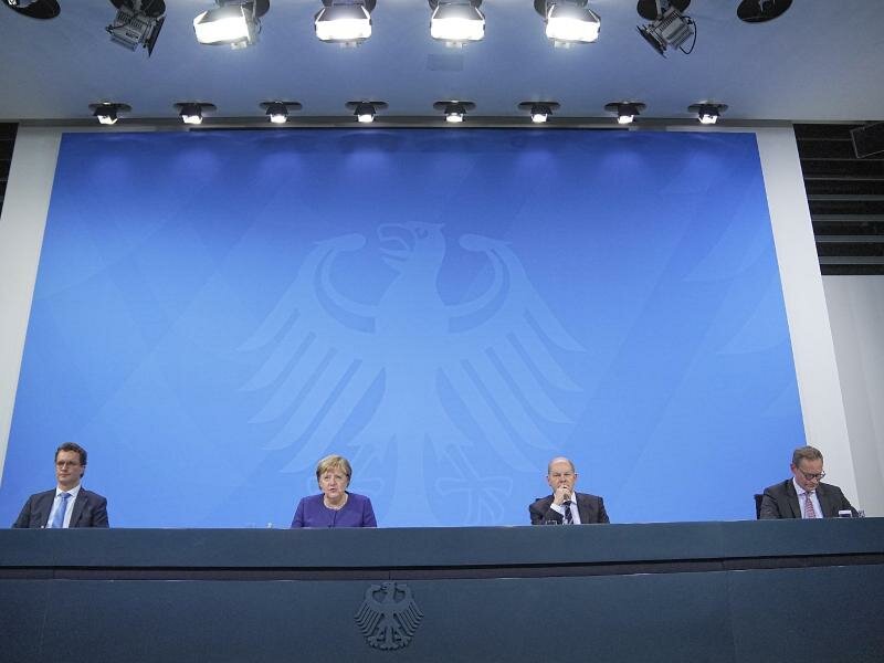 Hendrik Wüst, Angela Merkel, Olaf Scholz und Michael Müller nehmen an der Pressekonferenz im Bundeskanzleramt teil. Foto: Michael Kappeler/dpa POOL/dpa