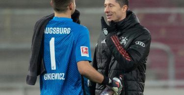 Polnisches Duell in Augsburg: FCA-Keeper Rafal Gikiewicz (l) erwartet Landsmann Robert Lewandowski mit dem FC Bayern. Foto: Sven Hoppe/dpa