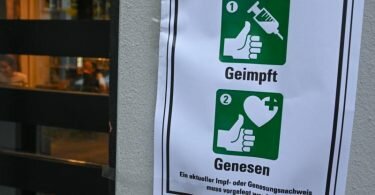 Bislang gilt die 2G-Regel im Stadion nur für die Zuschauer, nicht für die Fußballprofis. Foto: Arne Dedert/dpa