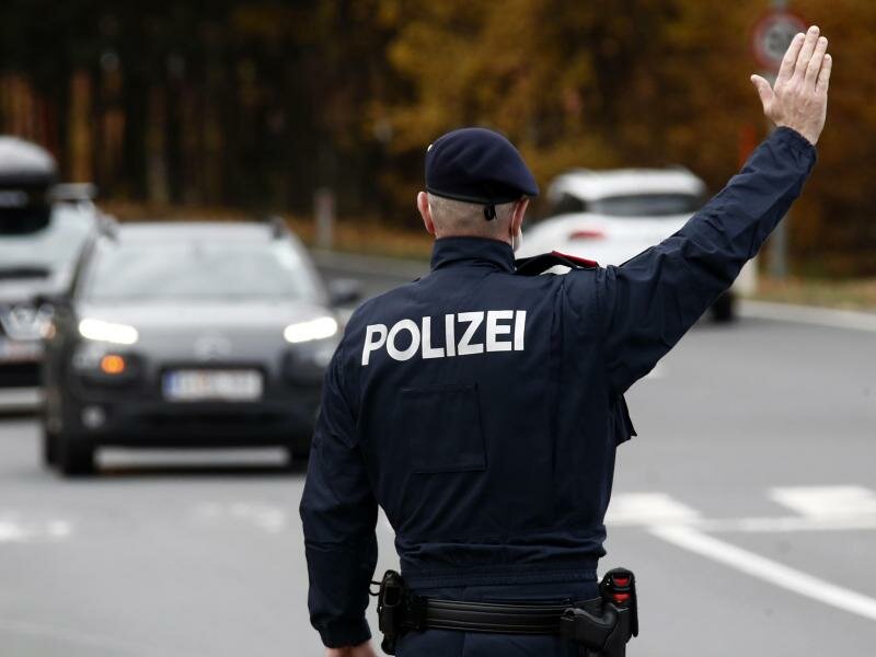 Verkehrskontrolle in Klagenfurt. Österreich leidet unter einer massiven vierten Infektionswelle. Foto: Gert Eggenberger/APA/dpa