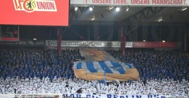Hertha-Fans sind beim Berlin-Derby in der Alten Försterei im Gästeblock des Stadions. Foto: Britta Pedersen/dpa/Archivbild