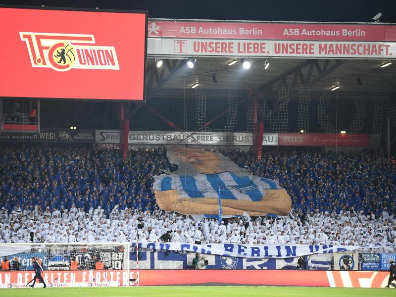 Hertha-Fans sind beim Berlin-Derby in der Alten Försterei im Gästeblock des Stadions. Foto: Britta Pedersen/dpa/Archivbild