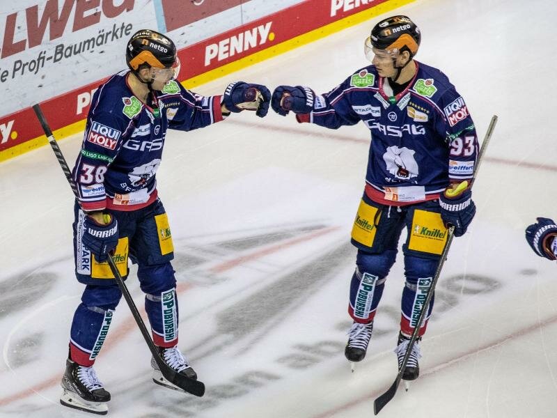 Berlins Yannick Veilleux (l) klatscht sich nach seinem Treffer zum 1:0 mit Teamkollege Leo Pföderl ab. Foto: Andreas Gora/dpa