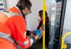 Ein Frau erhält in einem Impfbus in München ihre Booster-Impfung. Foto: Sven Hoppe/dpa