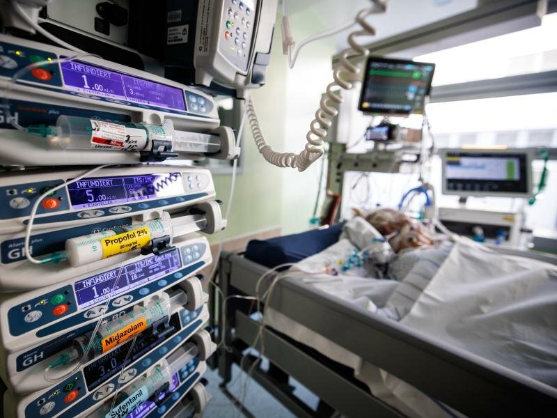 Infusionsgeräte stehen neben dem Bett eines Covid-19-Intensivpatienten in einer bayerischen Klinik. Foto: Matthias Balk/dpa